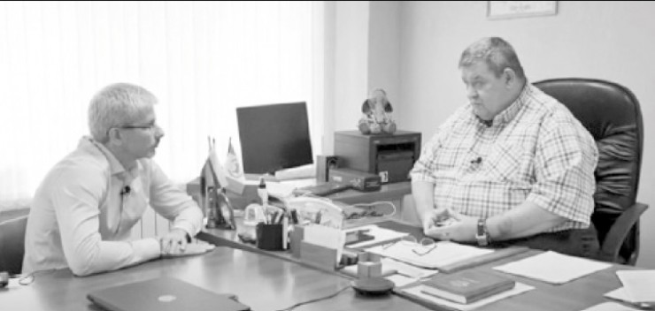 Мэр Саянска Олег Боровский (за столом) беседует с Павлом Добродеевым.