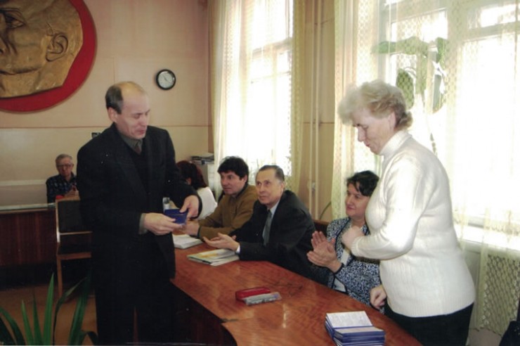 Нина Георгиевна Баканова вручает дипломы слушателям первого выпуска школы партийно-политической учёбы. 2005 год.