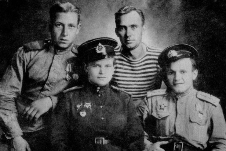 Евдокия Завалий с однополчанами. 1943 год