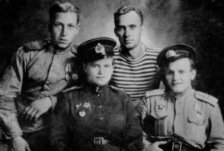 Евдокия Завалий с однополчанами. 1943 год Евдокия Завалий с однополчанами. 1943 год