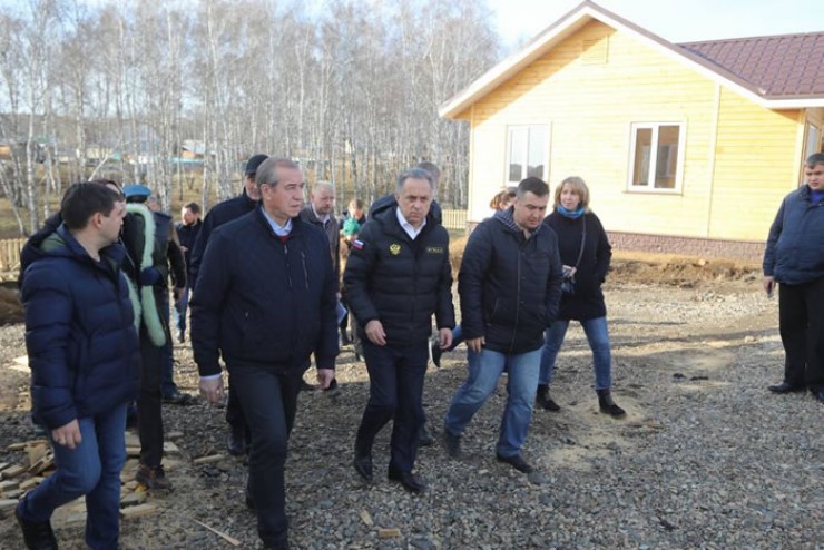 Рабочая поездка с губернатором Сергеем Левченко у Виталия Мутко выдалась насыщенной. Были осмотрены строительные площадки и принято несколько важных решений. 
