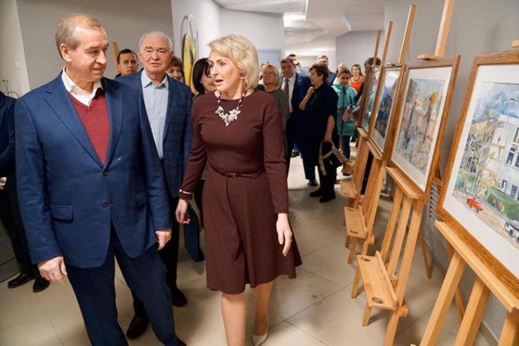 К прибытию высоких гостей была организована выставка рисунков. Директор школы искусств Наталья Гузенко восклицала: «Это просто сказка!»