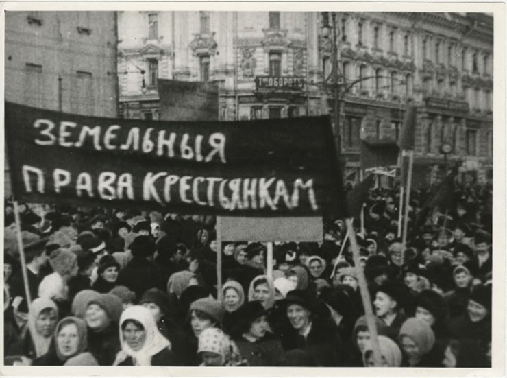 Демонстрация петроградских работниц 23 февраля (8 марта) 1917 года. Неизвестный автор. Петроград. Фото из открытых источников