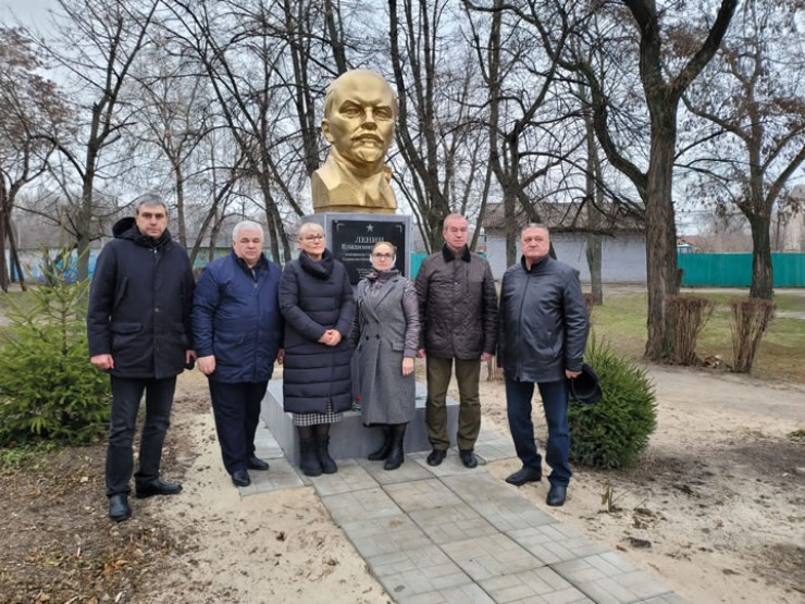 Возле восстановленного памятника В.И. Ленину