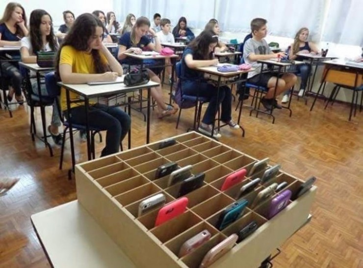 В некоторых российских школах, в том числе иркутских, ученики перед началом занятий складывают свои телефоны в специальную коробку.