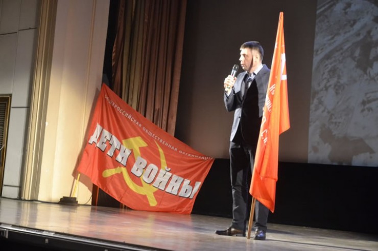 Копию Знамени Победы вручал депутат Иркутской городской Думы от КПРФ Александр Перевалов Копию Знамени Победы вручал депутат Иркутской городской Думы от КПРФ Александр Перевалов