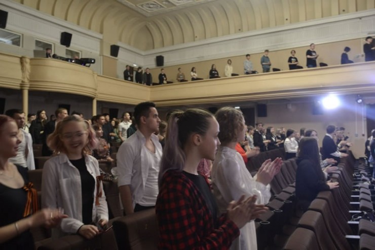 После вручения копии Знамени Победы был продолжен творческий концерт После вручения копии Знамени Победы был продолжен творческий концерт