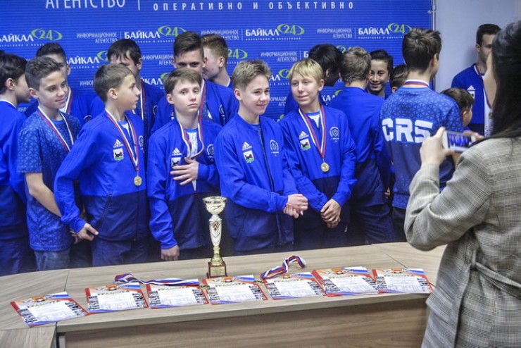 В Иркутск команда приехала в отличном настроении. С собой парни привезли кубок и уверенность, что они в силах бороться за право участвовать в Кубке мира среди юношей в Швеции. 