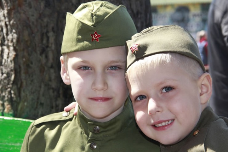 В семье юных иркутян Родиона Серигина и Богдана Гузина любят и чтят День Победы