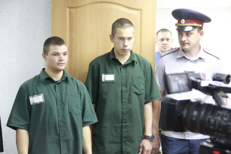 Первые квартиранты — Евгений Васильков и Никита Щукин — дают интервью журналистам Первые квартиранты — Евгений Васильков и Никита Щукин — дают интервью журналистам