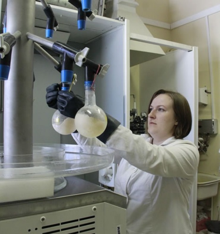 Инженер-химик Анна Солдатенко показывает, как лиофильная сушка превращает жидкость в сухой порошок