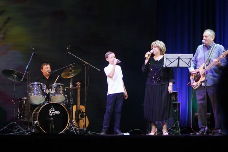 Владимир Новожилов (ударные) с женой Ириной, внуком Дмитрием и группой «Звуки времени» исполняют песню группы The Beatles