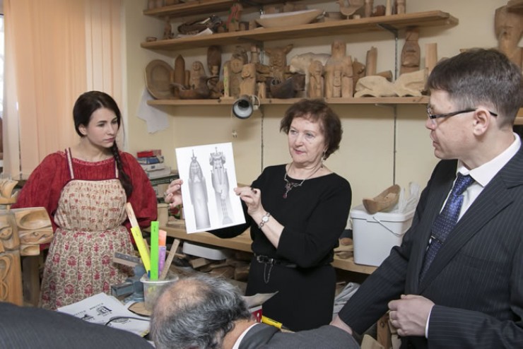 Лидия Эверестова в филиале «Дом ремесел» Музея истории города Иркутска принимает делегацию из префектуры Исикава.