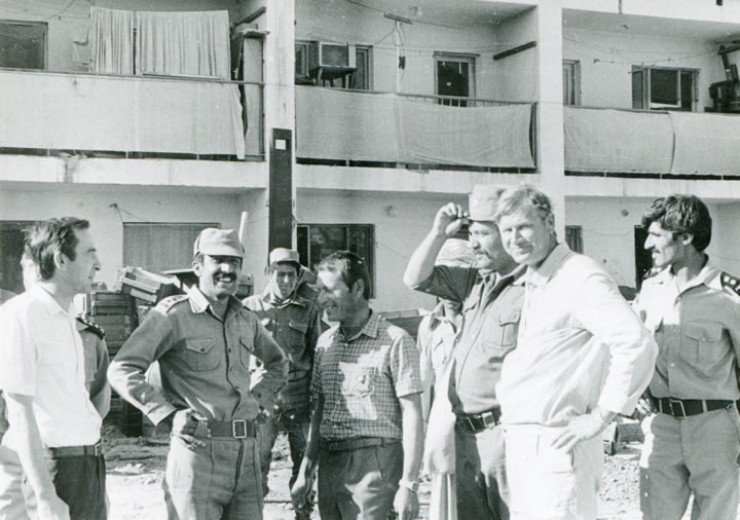 Владимир Дмитриевич со строителями, возводившими забор вокруг жилья советских лётчиков после взрыва