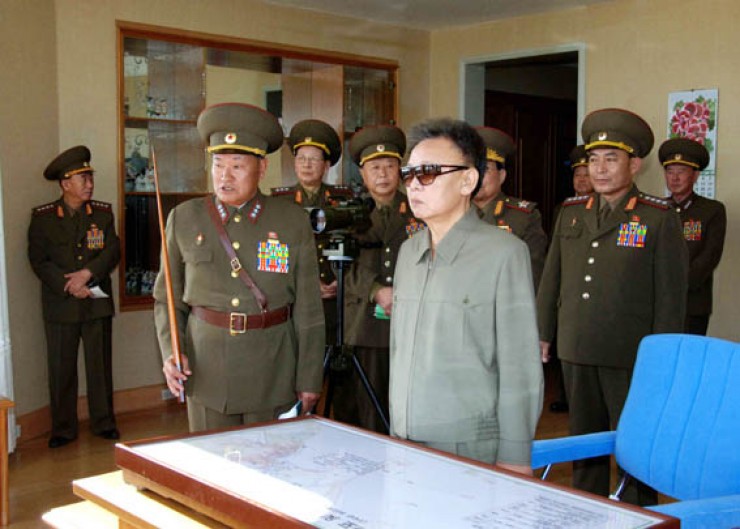 Генеральный секретарь ТПК и Верховный Главнокомандующий КНА Ким Чен Ир во время посещения войсковой части при артиллерийском командовании КНА.