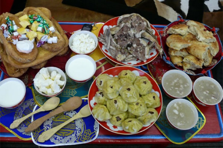 В Саагалган на праздничном столе обязательно должна быть белая пища, мясные блюда и сладости.