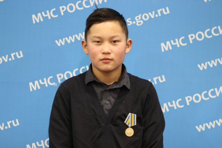 За  свою храбрость 13-летний Михаил Маркелов получил медаль от МЧС России