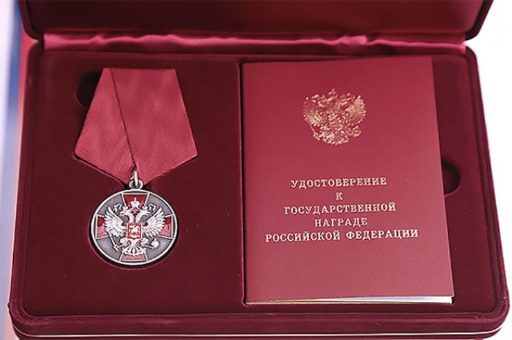 Серебряной медалью ордена «За заслуги перед Отечеством» (учреждена в 1994 году) награждаются граждане за осуществление конкретных и полезных для страны дел в различных сферах, в том числе за укрепление законности и правопорядка.