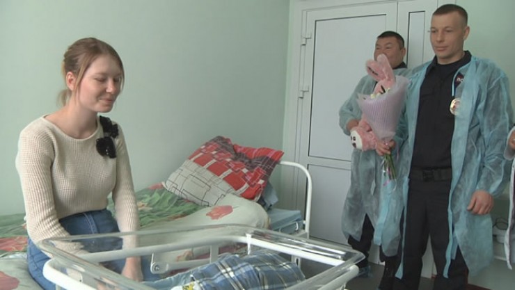 Участковые Сергей Подругин и Дмитрий Урбанов лично поздравили спасенную молодую маму с рождением дочери.