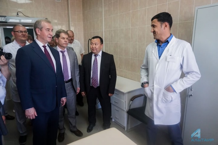 Губернатор Сергей Левченко осмотрел кабинеты и пообщался с врачами