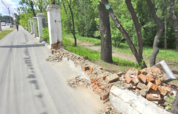 Так сейчас выглядит один из участков забора парка имени Парижской коммуны в Иркутске: разрушенные столбы, искореженная металлическая ограда. В администрации города сообщают, что уже в июле в парке начнется реконструкция и забор будет восстановлен