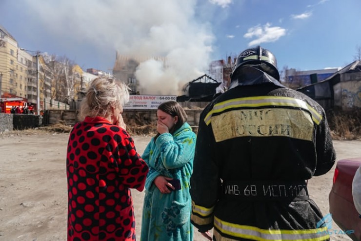 Пожар в доме на улице Партизанской в Иркутске, произошедший днем 23 апреля, оставил без крова и имущества две семьи с маленькими детьми. Пострадавшие выскочили из горящего дома буквально в чем были. Вся одежда сгорела. В одной семье мальчики-двойняшки, во второй — трехлетний мальчик и 12-летняя девочка