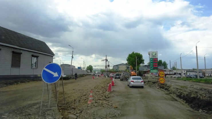 На улице Иркутной в Иркутске вовсю идут работы по расширению проезжей части. И конечно, строительство вызывает некоторые затруднения в движении для автомобилистов. Но ближайшие пару лет этот путь будет одним из основных для жителей Ленинского района
