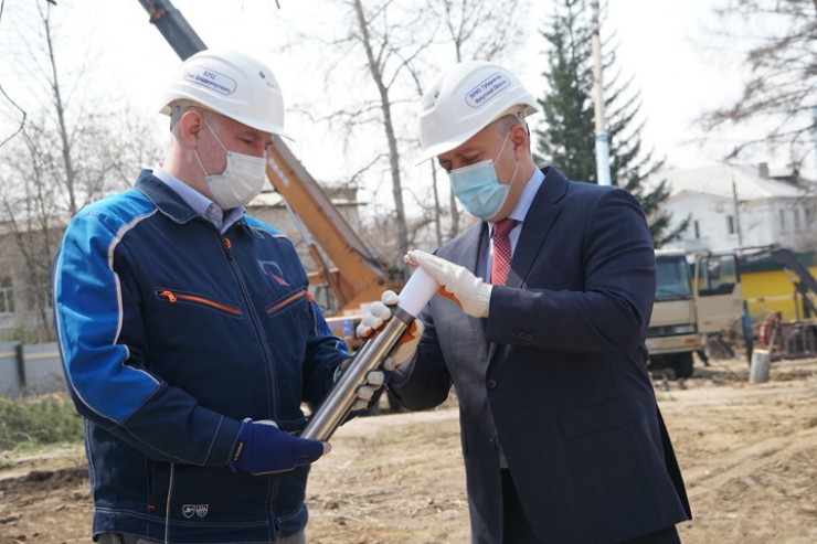 Глава региона Игорь Кобзев (справа) и гендиректор ИркАЗа Олег Буц в момент закладки послания в памятную капсулу.