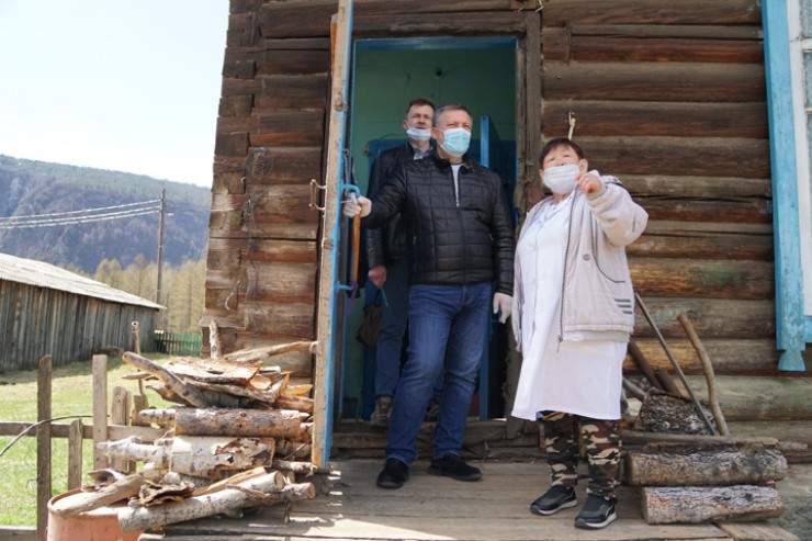 Игорь Кобзев в Алыгджере на крыльце амбулатории, которую также отремонтируют