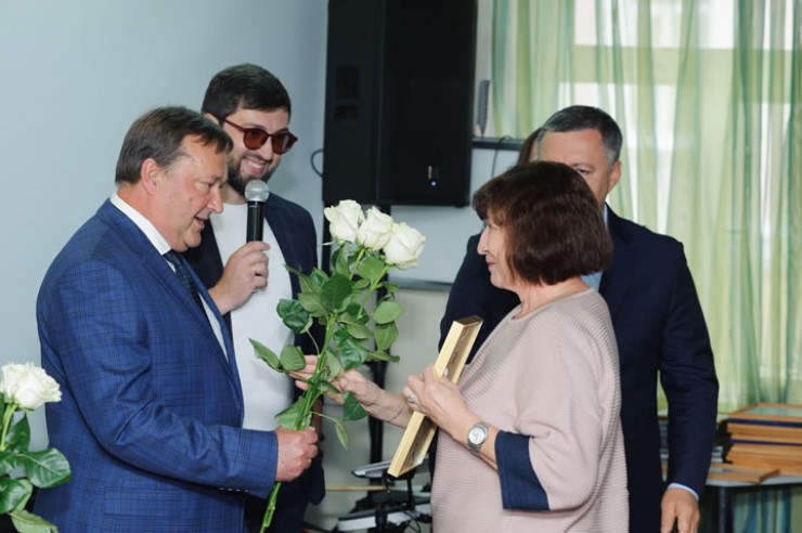 Главный врач ИМДКБ Владимир Новожилов вручил награды сотрудникам больницы