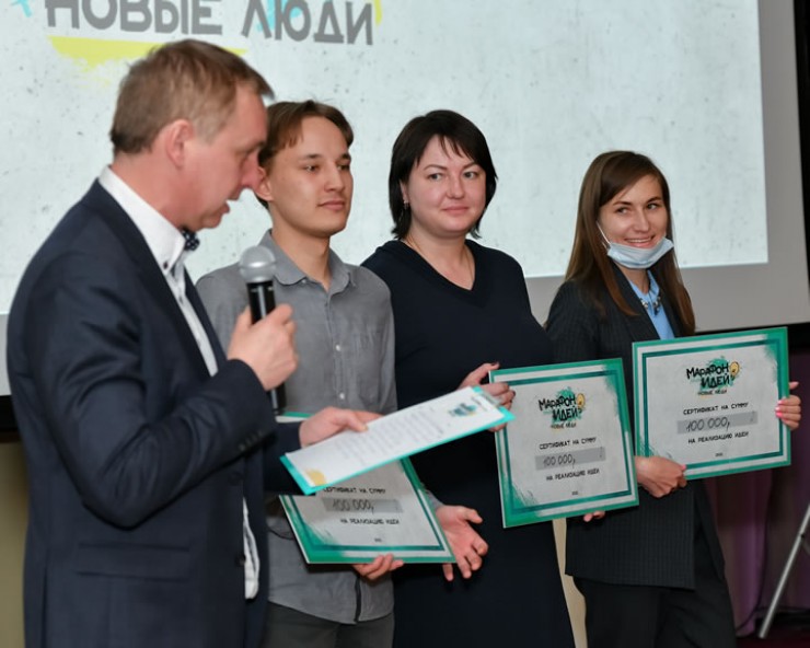 Конкурсное жюри выбрало трёх лауреатов —  каждый из них получил сертификат на 100 тысяч рублей
