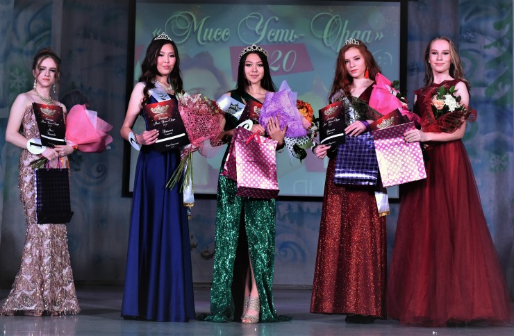 За высокий титул «Мисс Усть-Орда» боролись пять очаровательных девушек. Каждая была настроена на победу.