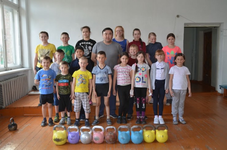 Благодаря Юрию Бухаеву гиревой спорт успешно прижился в Морозовской школе. От желающих тягать гири нет отбоя.