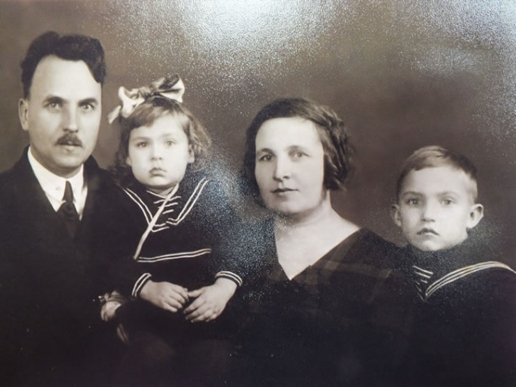 На фото слева — родоначальник династии астрономов Иван Язев со своей семьей. Крайний справа — будущий отец Сергея Язева, Арктур. Его сестру родители также назвали звездным именем — Гемма