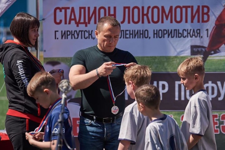 Награждение участников турнира проводит мэр Иркутска Дмитрий Бердников