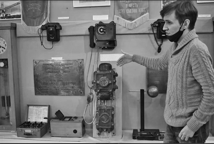 Обращает на себя внимание и модель телефонного аппарата, выполненная из чугуна на Рижском заводе ВЭФ в 1955 году. По мнению организаторов выставки, такие аппараты – большая редкость, их использовали при сложных условиях, там, где обычная техника не могла работать или быстро выходила из строя.