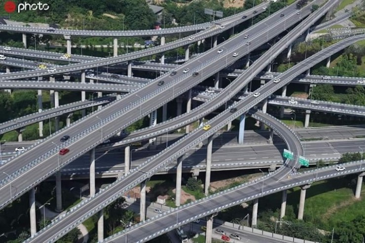 Неконтролируемый рост числа автомобилей заставляет проектировщиков в разных странах прилагать неимоверные усилия и фантазию для разработки новых транспортных узлов. На фото — одна из самых мудреных развязок, построенная в 2017 году в 20-миллионном Чунцине, городе в центральном Китае.