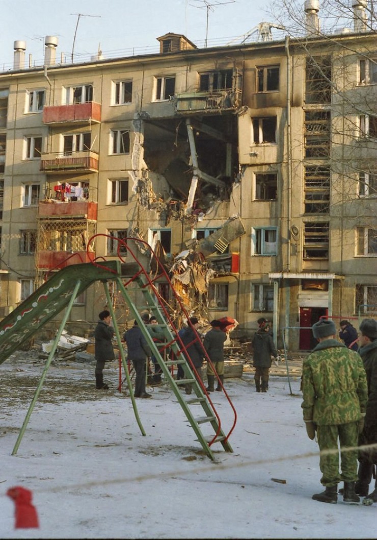 Ангарск — безусловный лидер Иркутской области в плане газификации жилого фонда. В 956 домах проведен газ. К сожалению, периодически здесь случаются инциденты. В ноябре 1995 года из-за утечки газа здесь взорвался один из домов. Несколько человек погибли.