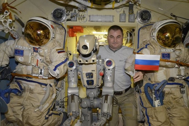 На МКС Федор (в центре) не только отрабатывает технические операции, но и ведет мирные беседы с космонавтами.
