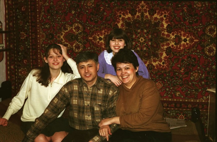 Семья иркутян Головчанских  в 1990 годы. Ольга, Сергей  и две их дочери —  Лена и Анна