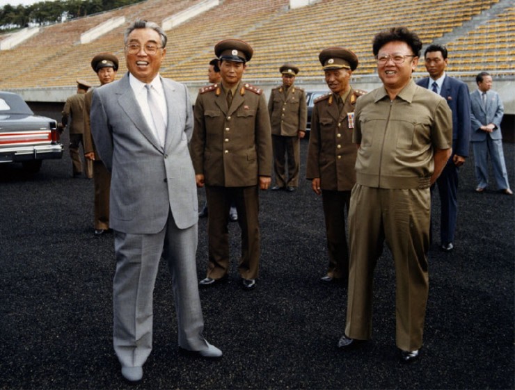 Ким Ир Сен с Ким Чен Иром на футбольном стадионе Пхеньяна в 1989 году.