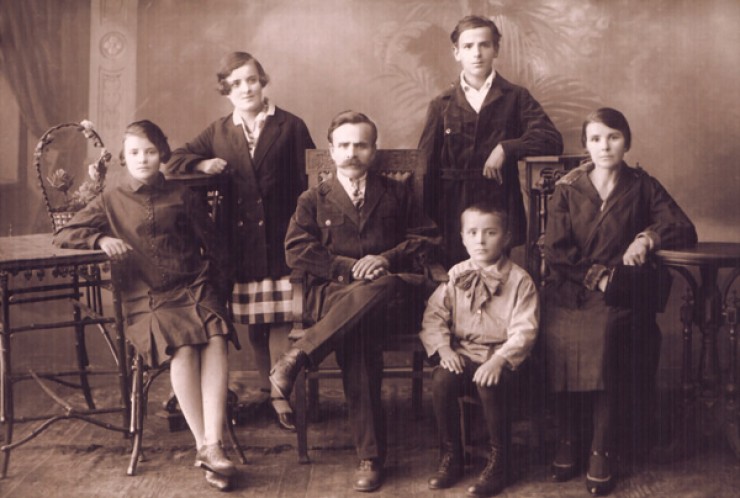 Это фото 1923 года. Семья по отцовской линии: дедушка, бабушка и их дети. Вот так выглядела семья иркутского портного, но не простого, а элитного