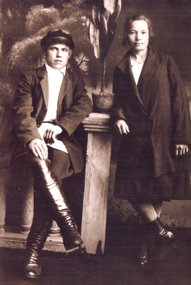 1929 год. Родители мамы. Бабушка в нарядном платье, модных ботиночках. Золотая эпоха НЭПа