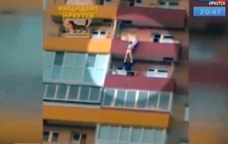 В прошлую среду, 18 марта, жители одной из высоток в Солнечном заметили на балконе 14-го этажа девушку. Кутаясь в одеяло, она сидела на парапете, свесив ноги вниз. Взволнованные люди стали уговаривать ее вернуться в квартиру, но казалось, она их не слышит. Через некоторое время подросток сорвался вниз. Если бы  не реакция иркутского спасателя Михаила Дмитриева, могло бы случиться непоправимое. Мужчина на лету схватил 15-летнюю иркутянку за ногу, и с помощью хозяина квартиры Михаила Оспанова они затянули спасенную девушку на балкон 13-го этажа