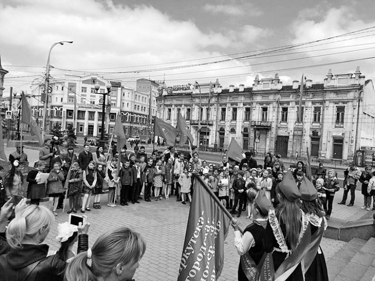 Торжественный момент. Вступление в пионерские ряды.  Площадь имени В.И. Ленина в Иркутске. 20 мая 2018 года