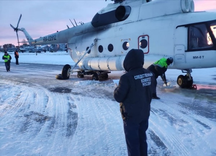 На фото — тот самый вертолет Ми-8, прибывший регулярным рейсом из поселка Жигалово. При движении по взлетно-посадочной полосе у него подломилась правая стойка шасси. На борту судна находились  21 пассажир и 4 члена экипажа. Никто из них  не пострадал