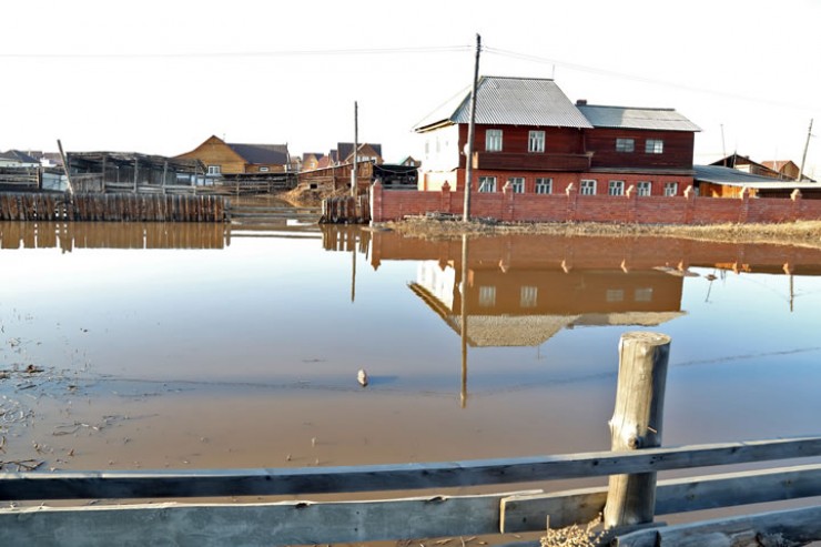 Только в Хомутово талыми водами этой весной затопило более 170 приусадебных участков