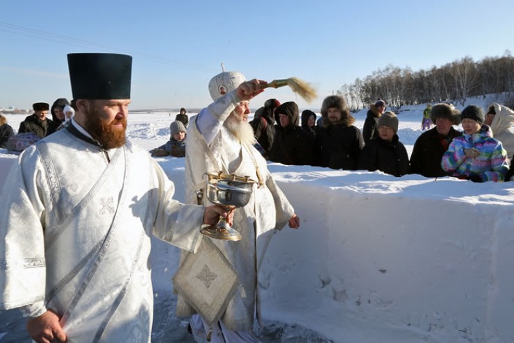 Чин освящения воды в этом году впервые служил владыка Максимилиан, назначенный митрополитом Иркутским  и Ангарским в декабре прошлого года