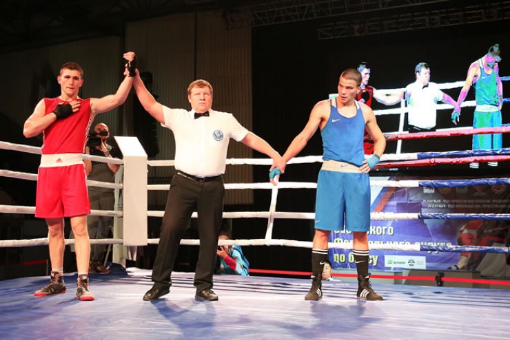 Победа! Рефери в ринге вскидывает руку Егора Шапочанского
