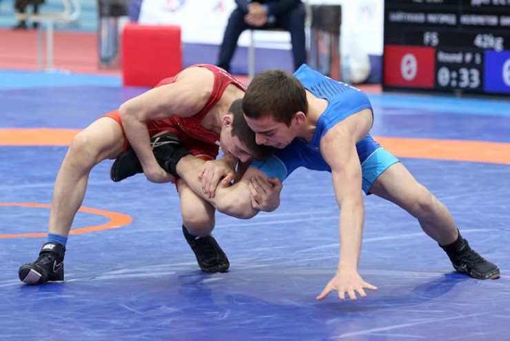 Эпизод финальной схватки в самой лёгкой весовой категории — до 42 кг, в которой Магомед Байтукаев  из Чечни (слева) оказался сильнее Биярслана Келеметова  из Дагестана